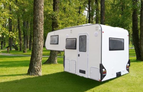 EXPEDITION PLEASER TRUCK CAMPER